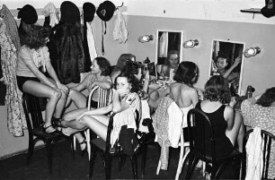 Plaza: Plaza-Girls proben; Girls in der Garderobe