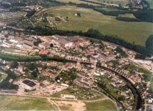 Flöha. Stadtteilansicht zwischen Fritz-Heckert-Straße, Fluß Zschopau, Gleisanlagen und Fluß Flöha. Luftbild-Schrägaufnahme von Südwest