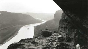 Sächsische Schweiz. Elbtal abwärts gegen Wehlen. Blick vom Überhang an der Rahmhanke