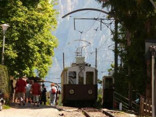 Triebwagen der historischen Rittner-Bahn von 1907 im Bahnhof Oberbozen
