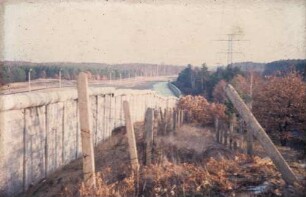 Grenzmauer und Stacheldrahtzaun im Spandauer Forst nahe Eiskeller