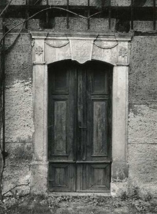 Radeburg-Bärwalde, Hauptstraße 31. Dreiseithof (ab 1800). Wohnstallhaus. Portal (bezeichnet 1822)