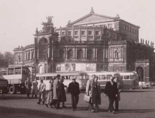 Dresden. Theaterplatz. Semperoper : Dresden, Theaterplatz mit Autobussen und Passanten vor der Oper, 1959