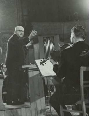 Rudolf Mauersberger (1889-1971; Kreuzkantor) beim Dirigieren