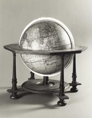 Globus Terrestris (Erdglobus) : Doppelmayer, Johann Gabriel und Puschner, Georg: Globus Terrestris (Erdglobus). Kupferstichsegmente; Durchmesser 32 cm, Höhe 46 cm. Maßstab 1 : 40000000. Nürnberg, 1728.