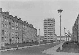 Hoyerswerda. Wohnsiedlung. Straßenansicht