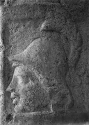 Bacchus-Altar, Detail: Minerva-Kopf