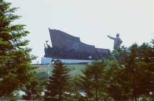 Figurengruppe seitlich des Großmonuments Mansudae mit der Statue von Kim Il-sung