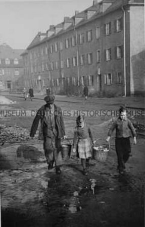 Essen 1948: In der zerstörten Innenstadt müssen Lebensmittel von weither geholt werden