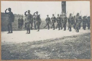 Foto des Vorbeimarsches der 1. Kompanie des Leib-Grenadier-Regiments 109 an Kronprinz Wilhelm von Preußen bei Constantine