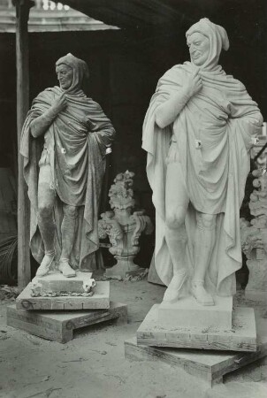 Dresden, Semperoper. Wiederaufbau, Statue des Mephisto, Original links, rechts Kopie von Karl Müller