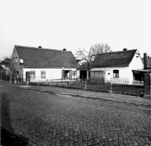 Böhlen-Großdeuben, Hauptstraße 46. Wohnhaus mit Nebengebäude. Straßenansicht