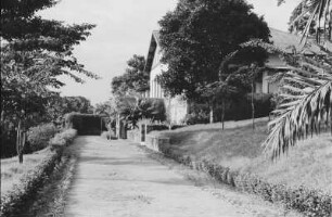 Gutshaus : Auffahrt eines Gutshauses in Kwamtili.