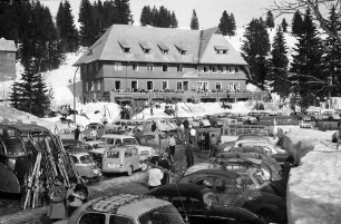 Feldberg: Parkplatz Feldbergstraße; Hintergrund "Albquelle"