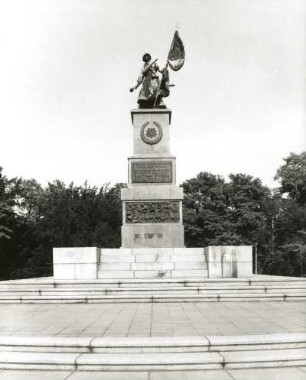 Denkmal der Roten Armee : Denkmal der Roten Armee. Granit, Bronzeguß (1946; O. Rost). Dresden-Neustadt, Albertplatz