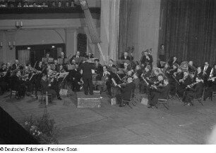 Blick auf die Bühne mit einem Orchester
