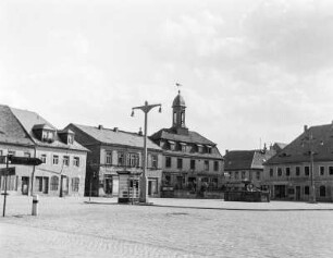 Radeburg, Marktplatz, Blick zum Rathaus