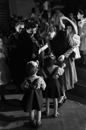 Bukarest: Frau Antonescu mit zwei Kindern