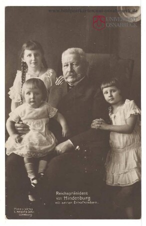 Reichspräsident von Hindenburg mit seinen Enkelkindern