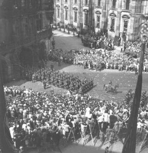Dresden, Schloßplatz. Einzug der 4. Division in Dresden, 9. August 1940