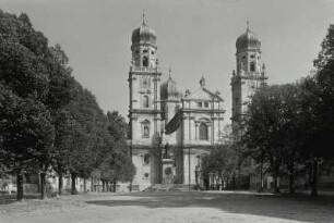 Passau, Dom : Passau. Dom Sankt Stephan. Ansicht von Westen über den Domplatz mit Königsdenkmal