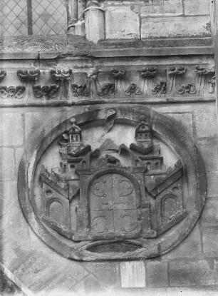 Mittleres Westportal: Darstellung einer Stadt