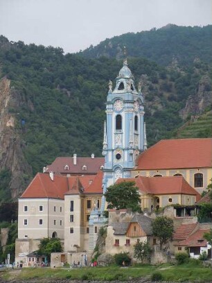 Dürnstein - Stadtansicht mit Klosterkirche : Aufgenommen am 12. Juni 2011 in der Wachau im Weinort Dürnstein