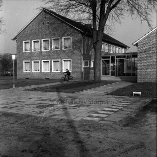 Glashütter Kirchenweg: ehemaliges Rathaus, vorne Parkplätze: Blick von Süden