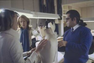 Paris. Karl Lagerfeld mit Mitarbeiterinnen und einer Schneiderpuppe