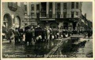 Schlange stehen zum Wasserholen im zerstörten Hamburg