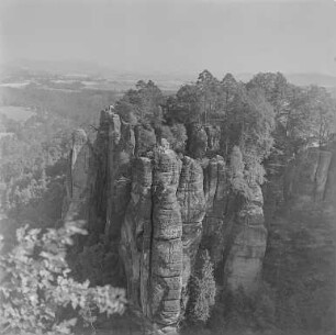 Bastei : Sächsische Schweiz, Rathener Gebiet. Blick von der Basteibrücke nach Osten zum Verlorenen Turm und zur Burg Neurathen