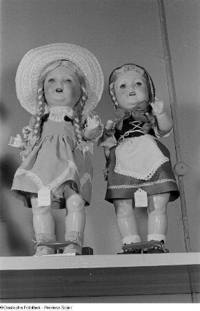 Zwei Puppen auf der Leipziger Herbstmesse 1954