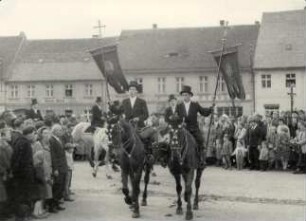 Osterreiter in Wittichenau : Gesellschaftliche Volkskultur - Frühling. Ort: Kulow / Wittichenau. Osterreiter aus der Wittichenauer Kirchgemeinde auf dem Marktplatz von Wittichenau.
