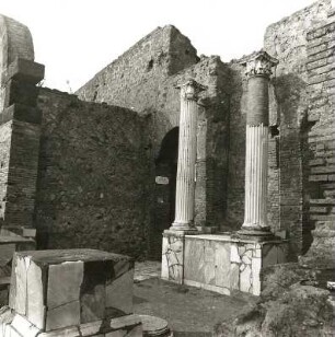 Pompeji. Markthalle (Macellum). Eingang mit Statuennische und Säulen