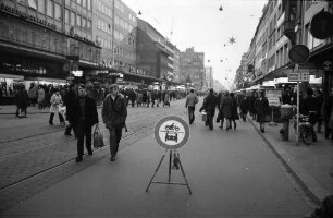 Einkaufsbetrieb in der Innenstadt am zweiten verkaufsoffenen "langen" Samstag vor Weihnachten.