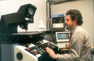 Garching. Italienischer Astronom vor Meßgerät zum Ausmessen von fotografischen Platten
