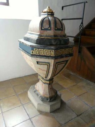 Langhaus Innen-Taufbecken aus Marmor und Alabaster mit Ornamentik und Farbigkeit