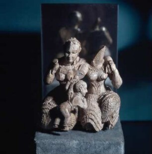 Athen. Archäologisches Nationalmuseum. Elfenbein-Idol: 2 Göttinnen und göttliches Kind, 15. Jh. v. Chr. 1939 Unterstadt von Mykene