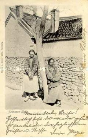 Zwei an einen Baum gefesselte Chinesen