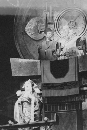 Szenenbilder aus der Oper "Turandot" von Giaccomo Puccini in der Inszenierung von Walter Felsenstein (musikal. Leitung: Václav Neumann, Bühnenbild und Kostüme: R. Heinrich). Komische Oper Berlin, 25.01.1958 : Mit Sigrid Ekkehard in der Titelpartie, Hermin Esser als Kalaf, Herbert Rössler als Timur, Erwin Wohlfahrt als Pang, Uwe Kreyssig als Ping, Werner Enders als Pong, Irmgard Arnold als Liu u. a.