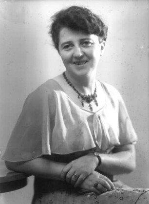 Roßwein. Portrait einer jungen Dame mit Granatschmuck