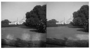 Mausoleum des ersten Königs in Lucknow (heute Lakhnau) : Lucknow (Lakhnau), Indien. Shah Najaf Imambara (1816 als Mausoleum für Ghazi-ud-Din Haider). Blick über Parkanlage mit Wiese gegen Torbau der Außenmauer und Kuppel der Moschee
