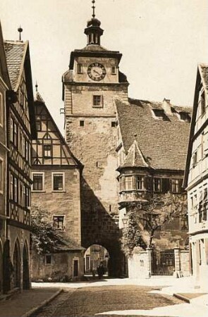 Rothenburg ob der Tauber. Weißer Turm (Baubeginn E. 12. Jh.) und ehem. Judentanzhaus (Jugendherberge)