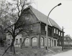 Neugersdorf, Umgebindehaus : Neugersdorf. Wohnhaus (um 1850), Am Beerberg 11/Ecke Haydnstraße. Straßenansicht mit Anbau