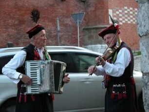 Straßenmusiker in Volkstracht am Wawel