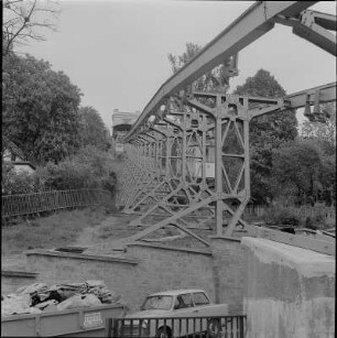 Schwebebahn, Traggerüst, Seilbahnwagen, Bergstation