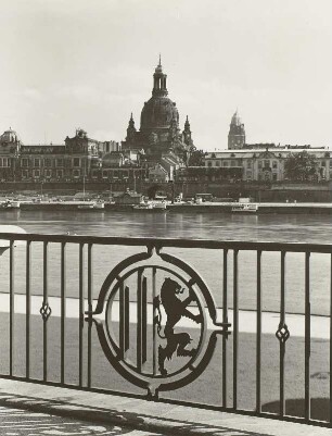 Dresden, Blick vom Neustädter Elbufer oberhalb der Augustusbrücke zur Brühlschen Terrasse und Frauenkirche