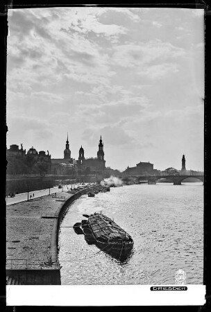 Dresden, Blick auf Terrassenufer und Augustusbrücke