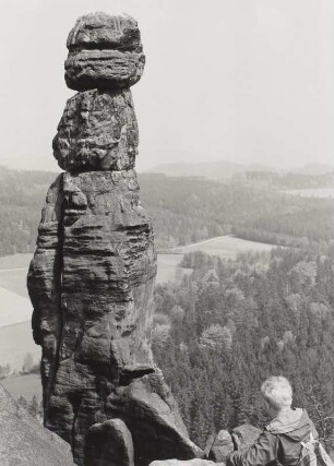Sächsische Schweiz, Gebiet der Steine. Pfaffenstein, Barbarine. Blick vom Massiv nach Nordosten
