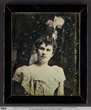 Junge Frau mit Federbüschel im Haar (nach einem Papierabzug)